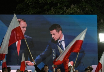 Oni już wiedzą? Po wystąpieniu Trzaskowskiego w TVP lęk wśród polityków KO