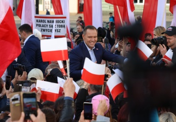 Najnowszy sondaż. Nawrocki goni Trzaskowskiego