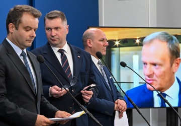 Politycy PiS przypominają słowa Donalda Tuska z 2017 roku ws. migrantów