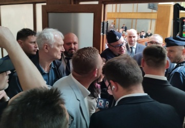 Obrady Sejmiku w Łodzi. Mieszkańcy protestujący przeciw migracji nie zostali wpuszczeni