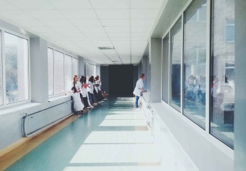 Ruszyła procedura KE o naruszenie prawa ws. rumuńskich pielęgniarek. Na celowniku m.in. Polska  