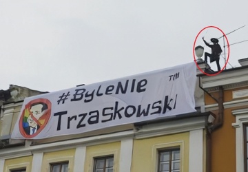 Na spotkaniu z Trzaskowskim pojawił się Zorro i wielki baner Byle nie Trzaskowski