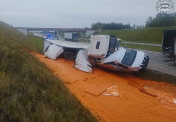 Wypadek na A1. Autostrada w soku pomidorowym