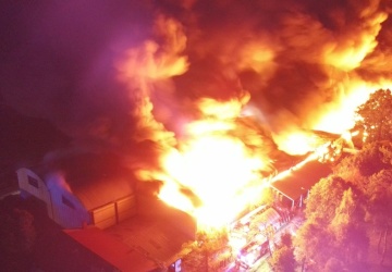 Gigantyczny pożar hal pod Warszawą. Słychać było wybuchy
