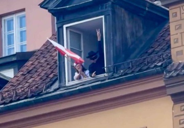 Zorro pojawił się w oknie, gdy przemawiał Nawrocki. Trzymaj się