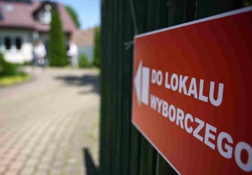 Członkowie warszawskiej komisji z symbolami kampanijnymi. Zareagował Stanowski 