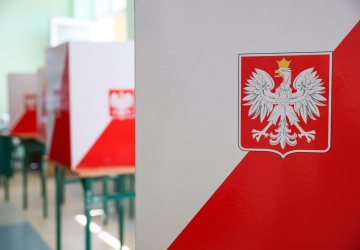 „Miłość potrafi zaskoczyć”. Nietypowa sytuacja w jednym z lokali wyborczych