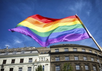 Węgry: Koniec z tęczowymi flagami na budynkach państwowych. Bruksela podnosi alarm