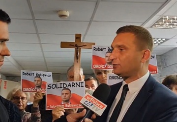 Robert Bąkiewicz oskarżony w związku z obroną kościołów przed dziczą Strajku Kobiet. Jest komentarz