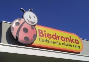 Pilny komunikat Biedronki. Groźna bakteria w partii drobiu