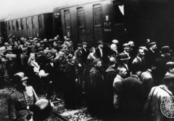 Pierwszy transport do Auschwitz miał miejsce 14 czerwca 1940 roku. Przyjechało nim 728 Polaków