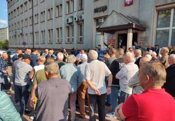 Mieszkańcy Piotrkowa Trybunalskiego nie wpuszczeni na radę miasta: To jest hańba
