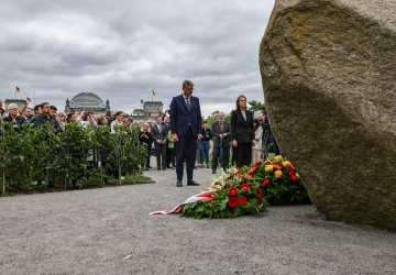 Odsłonięcie kamienia pamięci w Berlinie. Politycy PiS: Zawstydzająca komedia