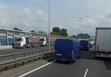 Kluczowa trasa na Poznań całkowicie zablokowana. Karambol na S8