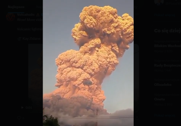  Potężna erupcja wulkanu. Loty na rajską wyspę odwołane [WIDEO]