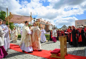 Uroczystości Bożego Ciała. Abp Wojciech Polak: Zapominamy o karmieniu naszego życia mocą Eucharystii