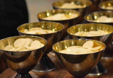 Boże Ciało na Wawelu. Bp Zając: Eucharystia karmi nas odrobiną chleba i daje moc