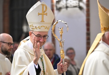 Abp Galbas: Wierzę, że biała hostia to nie wigilijny opłatek, nie chips i nie tylko znak Twojej obecności