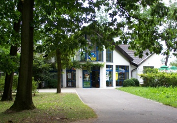 Długie, zakrzywione zęby wystające z pyska. Komunikat opolskiego zoo