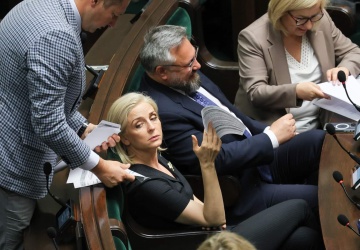 Miała dość opóźnień. Kulisy odejścia Muchy z rządu