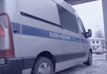 Jest decyzja ws. matki, która kajdankach uczestniczyła w pogrzebie syna