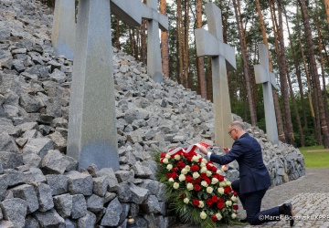Ukraina: Andrzej Duda złożył hołd ofiarom zbrodni katyńskiej w Bykowni pod Kijowem