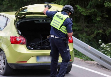 Znowu strzelanina w Starej Wsi. Policja o poszukiwanym: Wiemy, że żyje, że jest uzbrojony 