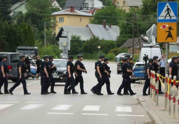 Dlaczego ścigany ze Starej Wsi wrócił pod dom? W grę wchodzi zastraszenie sąsiadów
