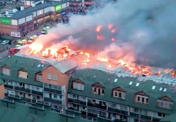 Pożar w Ząbkach: 500 osób bez dachu nad głową. Na miejscu ekipa kryminalistyczna