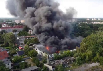 Kłęby dymu nad miastem. Płonie hala w Kędzierzynie-Koźlu