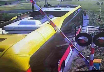 Autobus między torami. Groźna sytuacja na oczach policji. 