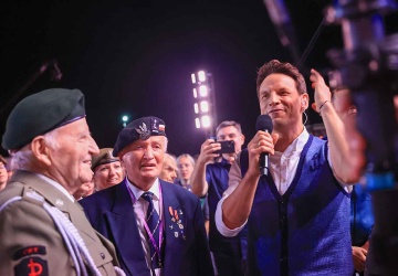 Powstańcy chcą, aby koncert (Nie)zakazane piosenki poprowadził Tomasz Wolny. Jest odpowiedź TVP