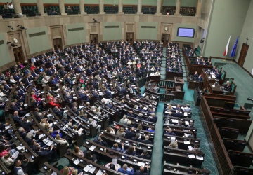 Najnowszy sondaż parlamentarny. PiS i KO łeb w łeb