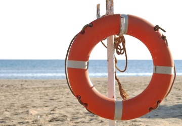 Czerwone flagi nad Bałtykiem. Kolejne plaże z zakazem kąpieli