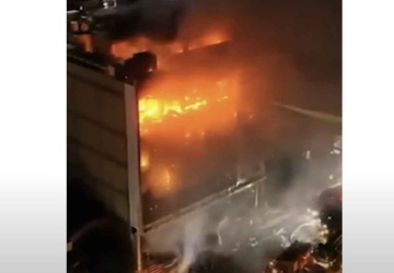 Dziesiątki ofiar pożaru centrum handlowego. Ludzie chronili się na dachu płonącego wieżowca [WIDEO]