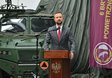Kosiniak Kamysz o ataku imigrantów na polskie służby: Murem za żołnierzami
