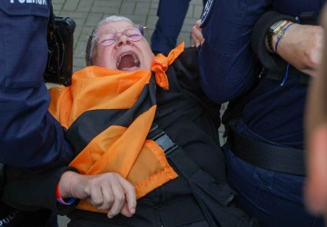 Protest Stop imigracji w Warszawie. Babcia Kasia wyprowadzona przez policję