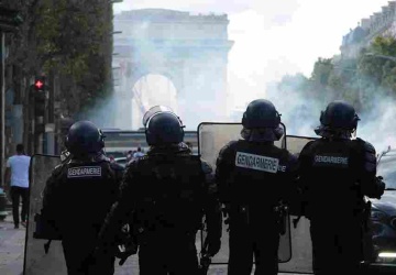 Godzina policyjna po serii strzelanin we Francji