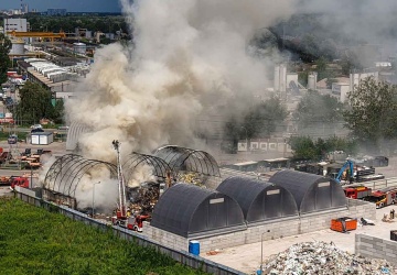Duży pożar w Warszawie. Trwa akcja straży pożarnej