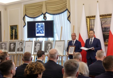 Kolejne ofiary totalitaryzmów z bezimiennych grobów zidentyfikowane. Karol Nawrocki wręczył rodzinom noty 