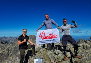 Górnicy z ZG Sobieski wnieśli flagę 45-lecia Solidarności na kolejne szczyty Wielkiej Korony Tatr