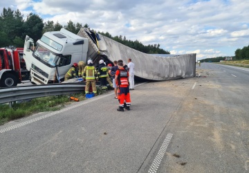 Dramatyczny wypadek na A1. Ciężarówka przewróciła się na auto z dzieckiem