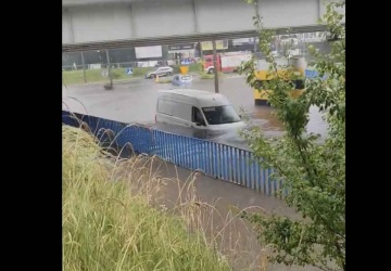 Zatopione samochody na drogach. Do akcji przystępuje wojsko 