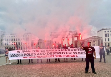 „Nigdy nie pozwolimy im zapomnieć”. Mentzen upamiętnił Powstańców pod Bramą Brandenburską
