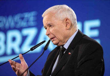 Kaczyński ostrzega przed udawanym zwrotem w prawo PO. Padło nazwisko