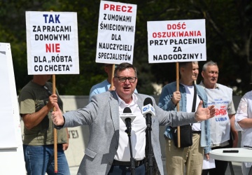 Nauczyciele zrzeszeni w Solidarności pikietowali przed Sejmem