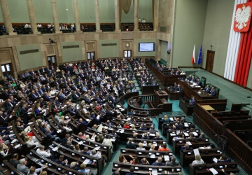 PiS na prowadzeniu, koalicja traci większość. Najnowszy sondaż parlamentarny