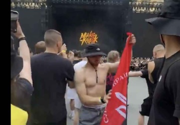 Machał banderowską flagą podczas koncertu Korża w Warszawie. Teraz przeprasza