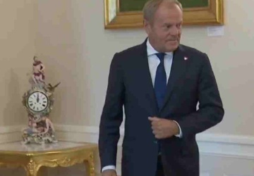 Żukowska poucza Tuska, jak powinien się zachować w Pałacu Prezydenta