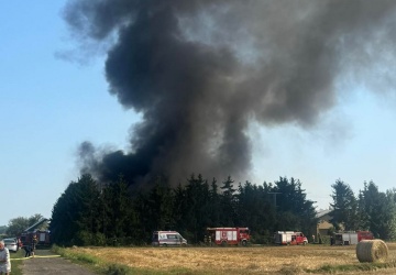 Płonie hala koło Ciechocinka. Pożar zagraża całej okolicy